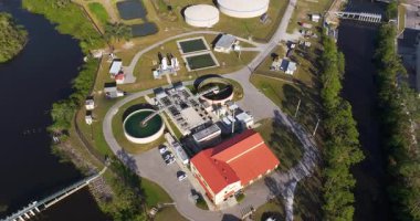 Şehir atık su arıtma tesisinde su arıtma tesisi. İstenmeyen kimyasalların, askıya alınmış katı maddelerin ve gazların kirlenmiş sıvılardan çıkarılması süreci