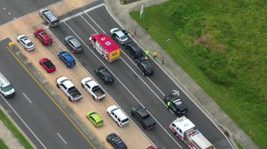 Florida 'da Amerikan caddesinde trafik kazası. ABD 'de trafik kazası kurbanlarına yardım eden ilk ekipler. Kaza yerine gelen acil servislerin hava görüntüsü