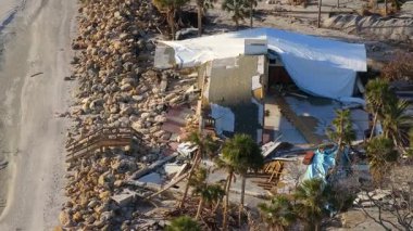 Okyanus kıyısındaki yıkılmış evler. Milton Kasırgası 'nın sonuçları Englewood, Florida' da. Fırtına şiddetli hasara yol açıyor. Englewood, ABD - 22 Ekim 2024.