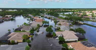 Sarasota, Florida 'da Debby Kasırgası' ndan sonra sokağı su bastı. Kurbanlar yerleşim yerlerindeki kırsal evlerin arasındaki sel sularında kayıkla geziyorlar. Sarasota, ABD - 7 Ağustos 2024.aaaaaaaaaaaaaaaaaaaaaaaaaaaaaaaaaaaaaaaaaaaaaaaaaaaaaaaaaaaaaaaaaaaaaaa