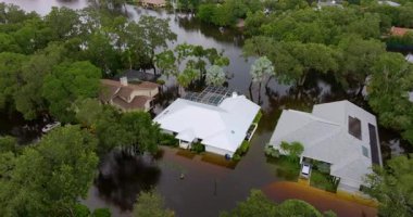 Debby kasırgası, Florida 'nın Sarasota kentindeki banliyö yerleşim yerlerini sular altında bıraktı. Doğal afet sonrası. Sarasota, ABD - 7 Ağustos 2024.aaaaaaaaaaaaaaaaaaaaaaaaaaaaaaaaaaaaaaaaaaaaaaaaaaaaaaaaaaaaaaaaaaaaaaa