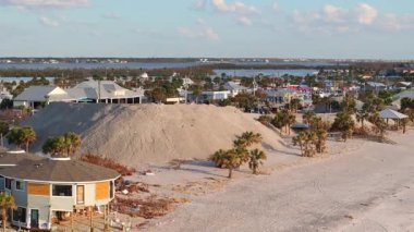 Milton Kasırgası temizlik sonrası. Manasota Key 'deki Englewood Sahili' nde kum yığınları. Kum alıcısı fırtına dalgası üstüne alan alan. Englewood, ABD - 22 Ekim 2024.