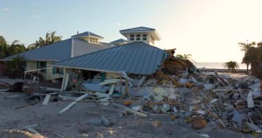 Milton Kasırgası 'nın Florida' daki Manasota Key üzerindeki sonuçları. Deniz kıyısındaki yıkılmış ev. Fırtına şiddetli hasara yol açıyor. Englewood, ABD - 22 Ekim 2024.