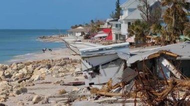 Fırtına, kasırga sonrası okyanus kıyısındaki konut evlerinde şiddetli hasara yol açıyor. Florida 'da doğal afet sonuçları