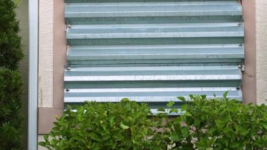 Kasırga koruması için Florida 'daki evin camlarına fırtına panjurları monte edilmiş. Doğal afete hazırlanıyor..