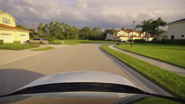 Posta arabası ABD 'de şehir caddesinde sürüyor. Florida yerleşim bölgesindeki apartmanlar arasındaki Amerikan banliyösü. Kuzey Limanı, ABD - 25 Ekim 2024.