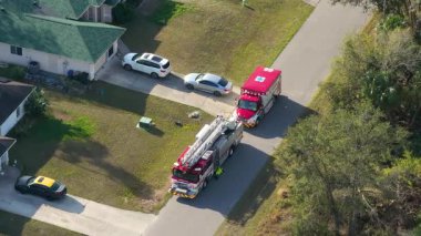 İlk müdahale ekiplerinin desteğiyle yerleşik acil durum müdahalesi başlatıldı. Yukarıdan bak. Sarasota, ABD - 4 Haziran 2025.