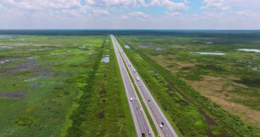 Florida, Gainesville yakınlarında I-75 kırsalında bataklık sulak alanlar ve her iki yönde de trafik var. Gainesville, ABD - 16 Mayıs 2025.