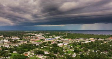 Florida 'da Charlotte Limanı' na yaklaşan yaz fırtınası. Kara bulut oluşumlarından sağanak yağış yağan fırtınalı bir atmosfer. Port Charlotte, Florida, ABD - 3 Ekim 2024.
