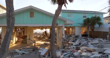 Fırtına, kasırga sonrası okyanus kıyısındaki konut evlerinde şiddetli hasara yol açıyor. Florida 'daki doğal afet sonuçları. Englewood, ABD - 22 Ekim 2024.