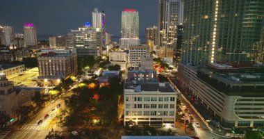 St. Petersburg, Florida 'nın havadan kentsel manzarası. Çağdaş binaları ve büyüyen silüeti olan şehir merkezi