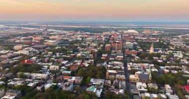 Savannah, Georgia 'nın havadan görünüşü. Amerikan şehri tarihi mimarisi. Gün batımında ABD panoramik şehir manzarası