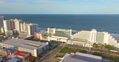 Florida 'daki Amerika kıyı kasabası Daytona Sahili. Parlak modern apartmanlar ve halka açık sahil erişimi olan okyanus manzaralı oteller.