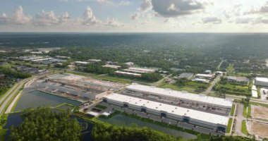 Endüstriyel inşaat alanında metal ve beton yapı inşaatı. ABD 'de ticari emlak piyasası