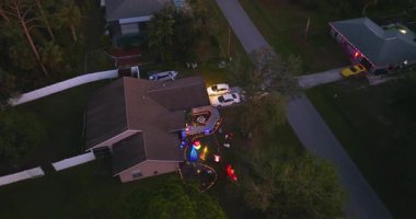 Florida avlusunda parlak yeni yıl ışıkları ve süslemeleri. Noel süsleri kış akşamının sıcaklığında parlıyor.