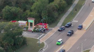 Florida 'da şehir caddesinde araba kazası. Dikkati dağılmış sürüş ve hız sonucu. ABD 'de trafik kazasında acil servis