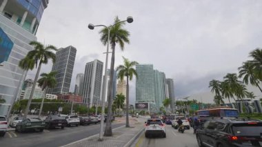Florida 'da Amerikan caddesinde Miami şehir merkezinde araba sürüyor.