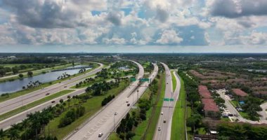 Karmaşık otoyol üst geçidi Miami, Florida 'da yoğun trafik olan şeritleri yükseltti. Amerikan yüksek hızlı yol ayrımları.