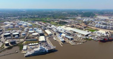 Lüks yatların montajı için inşaat tersanesi. Deniz gemileri üretimi için ticari liman.