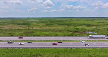 Florida 'nın yüksek otobanı ıslak, yeşil bataklık boyunca uzanır.