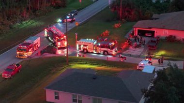 Acil servis personeli geceleyin Florida yerleşim yerindeki karbon monoksit kazasına müdahale ediyor. Özel evin yangın tehlikesini araştıran ilk ekipler.