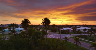 Florida 'nın güneybatısındaki zengin sahil manzarası. Premium konutlar, palmiye ağaçları ve parlayan ufuklar.