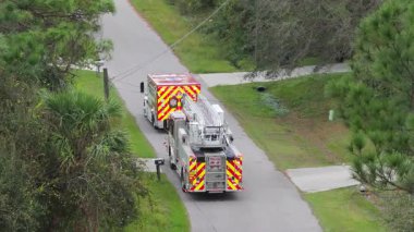 Sağlık görevlileri olay sırasında eve girerken itfaiye ve ambulans kaldırıma park etmiş.