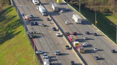 Florida 'daki araba kazasına ilk müdahale ekipleri. Acil servis personeli otoyolda araba kazası kurbanlarına yardım ediyor.