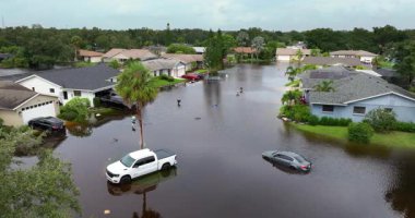 Florida 'da sağanak yağmurdan sonra sokakları tıkanmış arabalarla doldurmuş. Küresel ısınmanın yol açtığı doğal afet sonucu