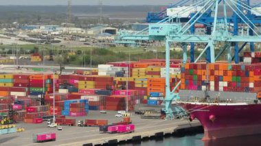 Üretilen malların uluslararası sevkiyatı için konteynırlar. Savannah, Georgia limanında konteynır gemisi boşaltılıyor.