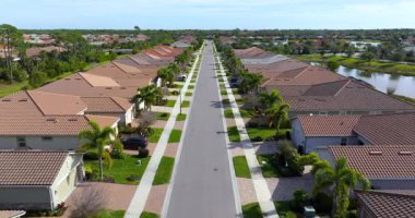 Güneybatı Florida 'da yeşil palmiye ağaçları arasında pahalı evleri olan kapılı bir topluluk. ABD 'de birinci sınıf konut geliştirme.