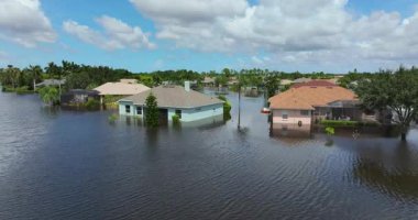 Debby Kasırgası Sarasota, Florida 'daki Laurel Meadows mahallesindeki evleri sular altında bıraktı. Doğal afetten sonra.