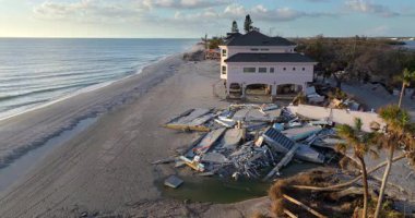 Milton Kasırgası 'nın Florida' daki Manasota Key üzerindeki sonuçları. Deniz kıyısındaki yıkılmış ev. Fırtına şiddetli hasar verdi.