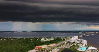 Florida 'da kasırga mevsimi. Charlotte Limanı 'nda fırtına kopuyor. Kara fırtınalı bulutlar ve kıyı banliyölerine sağanak yağış