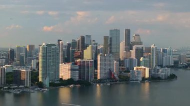 Miami, Florida, ABD. Gün batımında Amerikan şehir merkezinin hava manzarası. Modern ABD şehrindeki yüksek ticari ve meskun gökdelen binaları
