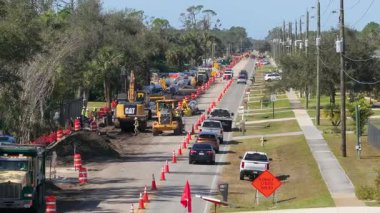Florida Mahallesi 'nde boru tesisatı projesi başladı. Kazı araçları, koniler ve kısmen kapatılmış şeritler havadan izleniyor.