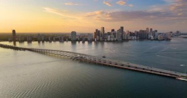Köprü trafiği ve Miami Brickell bölgesi. Florida finans merkezindeki kentsel ulaşım altyapısı ve yüksek binaların genel görünümü