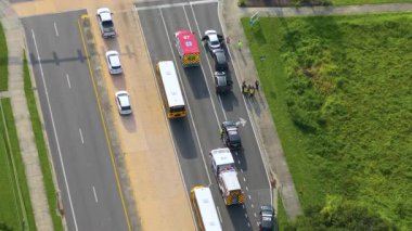 Florida 'da Amerikan caddesinde trafik kazası. ABD 'de trafik kazası kurbanlarına yardım eden ilk ekipler. Kaza yerine gelen acil servislerin hava görüntüsü