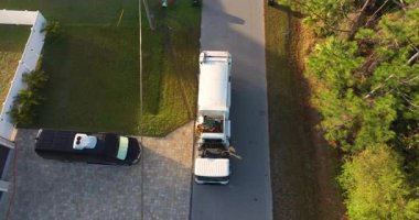 Florida 'nın kaldırım kenarındaki çöp tenekelerini toplayan bir çöp kamyonu.