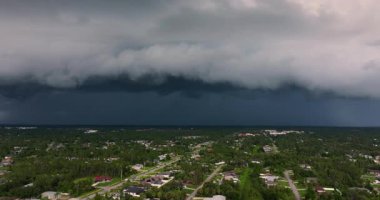 Florida 'da tropik fırtına. Şiddetli fırtına sırasında karanlık gökyüzünde fırtına bulutları oluşuyor. Hareket eden ve değişen bulutlu hava durumu
