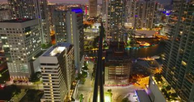 Şehir merkezi Brickell bölgesinden geçen tren yolu. Şehri Amerikan gökdelenlerine bağlayan halk treni