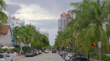 Amerikan Ulaşım Konsepti. Miami Beach 'te Collins Bulvarı' nda araba sürüyor. Florida yolu trafiği hareketli