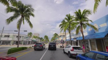 Amerikan Ulaşım Konsepti. Miami Beach 'te Collins Bulvarı' nda araba sürüyor. Florida yolu trafiği hareketli
