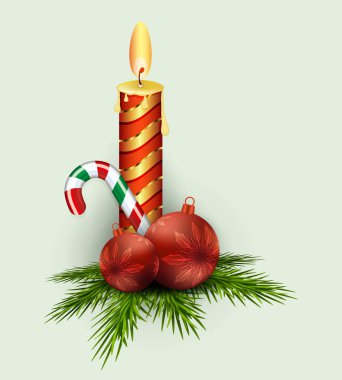 Noel bileşimi yeşil çam dalları, topları, yanan mum ve personel.