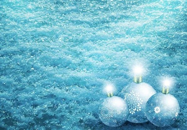Diseño azul navideño con una silueta de nieve, cristales de hielo, copos de nieve y bolas con brillo . — Vector de stock