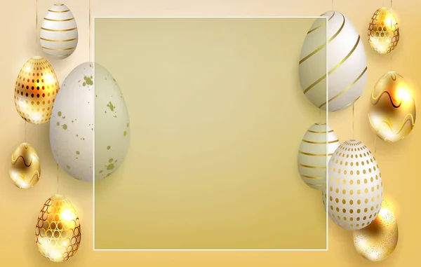 Composición amarilla de Pascua con oro brillante y huevos blancos con un patrón en colgantes , — Vector de stock