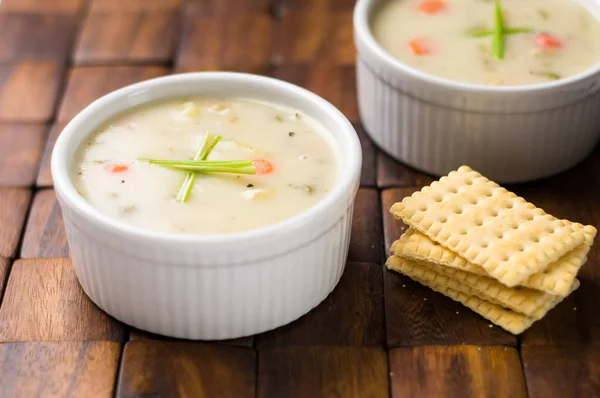 Clam chowder bowl with crackers. — Stock Photo, Image