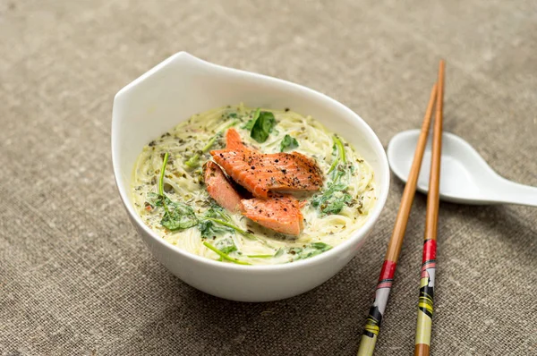 Sabrosa sopa de coco tailandés con fideos . —  Fotos de Stock