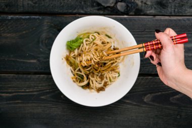 Dandan Noodles çubuklar üzerinde.