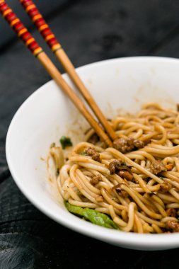 Dan Dan Noodle dikey görünüm.